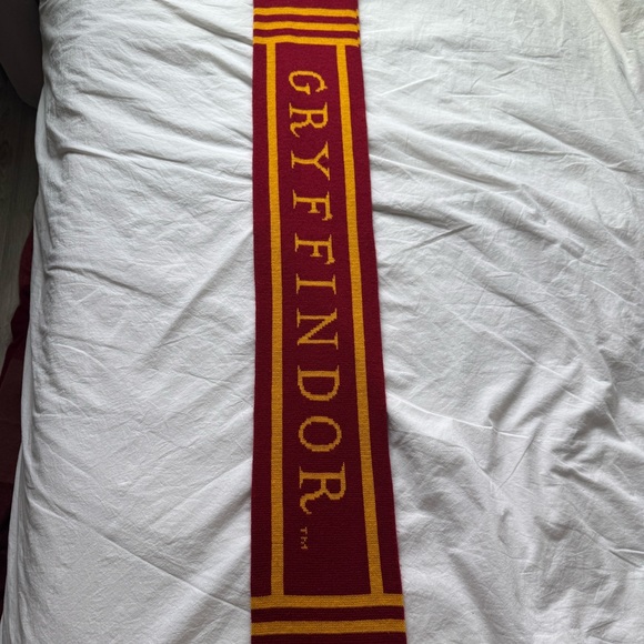 Official Universal Harry Potter Gryffindor Scarf - Picture 3 of 5